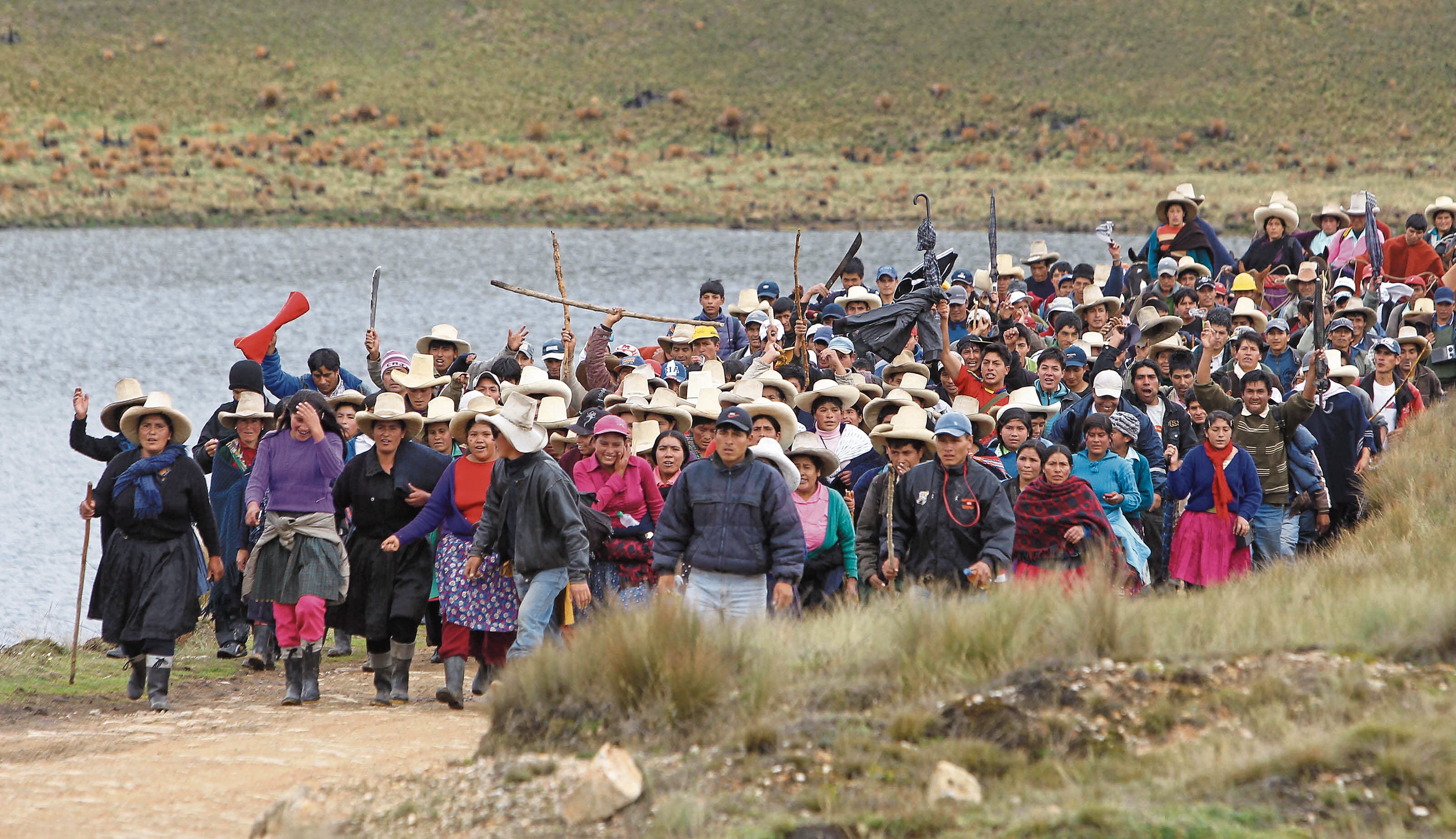 El 45% de su población está en situación de pobreza, muy por encima del 24% de Apurímac (con Las Bambas). Analista Iván Arenas recuerda que los principales responsables, Marco Arana y Mirtha Vásquez, se mantienen indiferente ante el avance de la minería ilegal en esa región, la que contamina sus fuentes de agua. (Foto: EFE)
