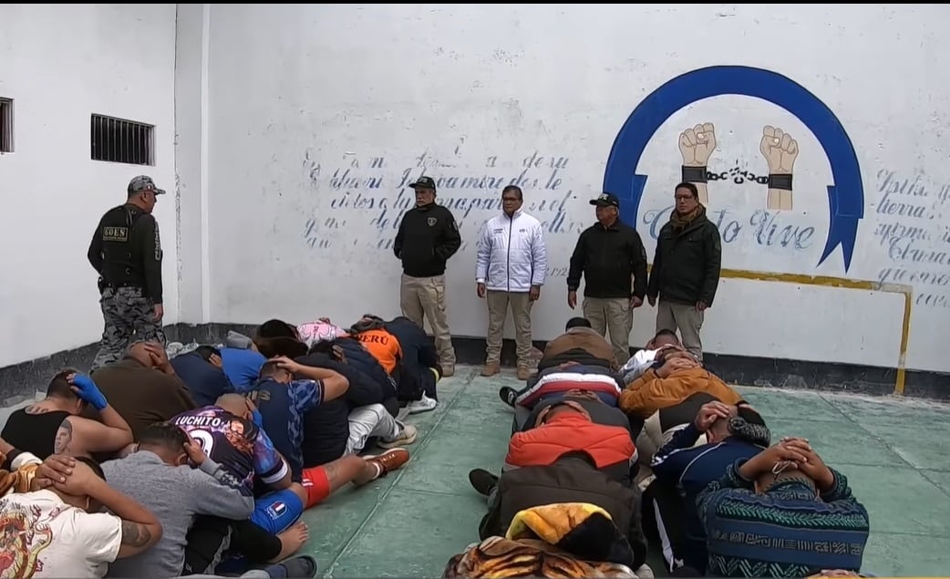 Un operativo conjunto de INPE, PNP, MTC y el Ministerio Público en el penal de máxima seguridad de Challapalca logró desarticular estructuras ilegales que permitían a los internos comunicarse con redes criminales externas, mediante el allanamiento de celdas y la incautación de antenas clandestinas. (Foto: INPE)