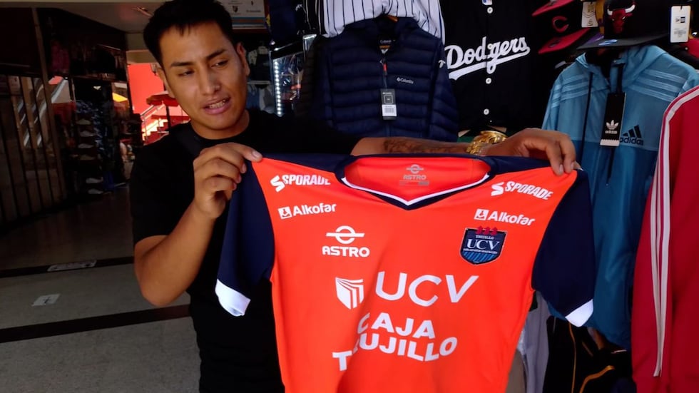 El polo naranja de la UCV ya se vende en el centro de Trujillo. (Foto: Alex Martínez)