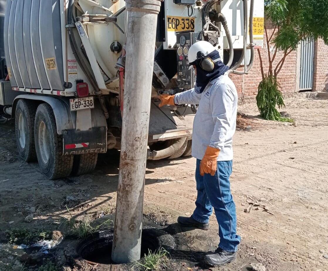 Limpieza de redes de alcantarillado en Veintiséis de Octubre