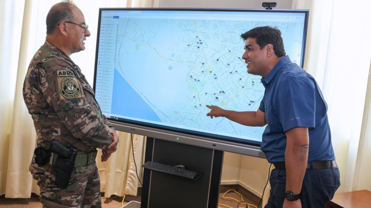 La autoridad edil se reunió con el general PNP Carlos Llerena Portal, jefe de la Dirección de Operaciones Especiales.