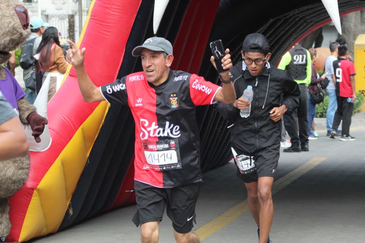 Carrera Rojinegra 5k por el aniversario del FBC Melgar. (Foto: Álvaro Figueroa/@photo.gec)