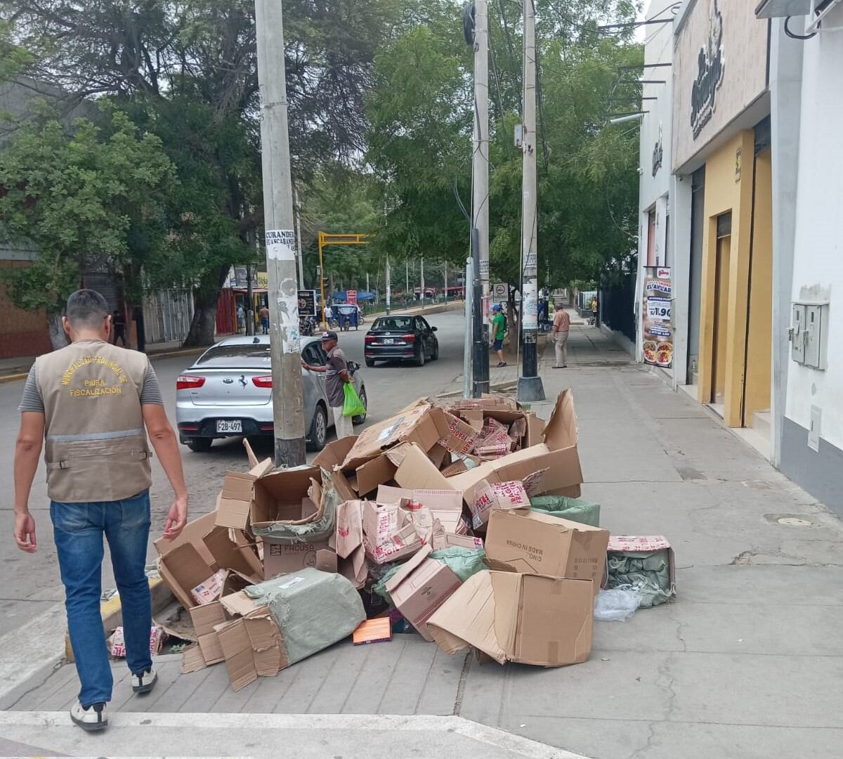 Multan a tienda por dejar residuos sólidos en la vía pública.