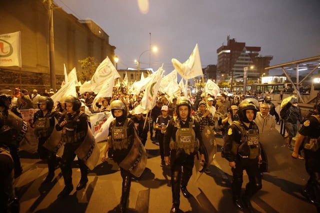 Marcha convocada por Juntos por el Perú continúa su recorrido por el Centro de Lima