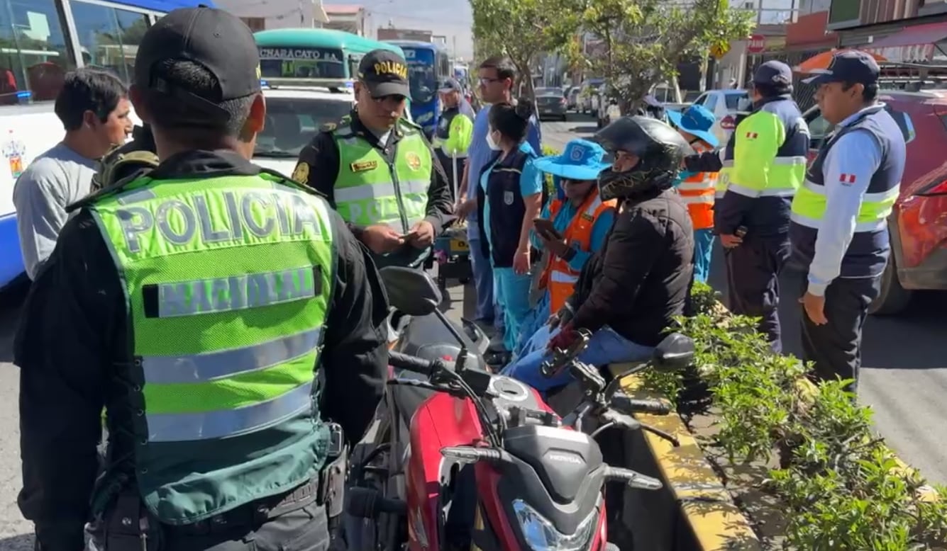 Trabajadora de parques y jardines y un motociclista resultan heridos por choque en Arequipa