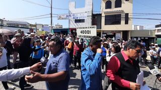 Padres protestan frente al municipio de Arequipa por retrasos en la obra del colegio Luis H. Bouroncle (VIDEO) 