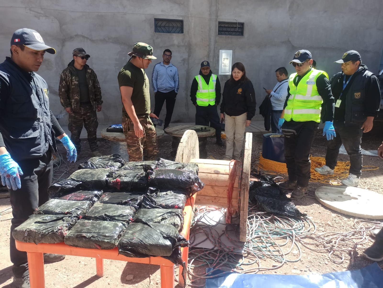 La droga era transportada bajo la modalidad de encomienda dentro de un vehículo de carga. El cargamento fue detectado durante un operativo conjunto entre Aduanas, la Policía y el Ministerio Público.