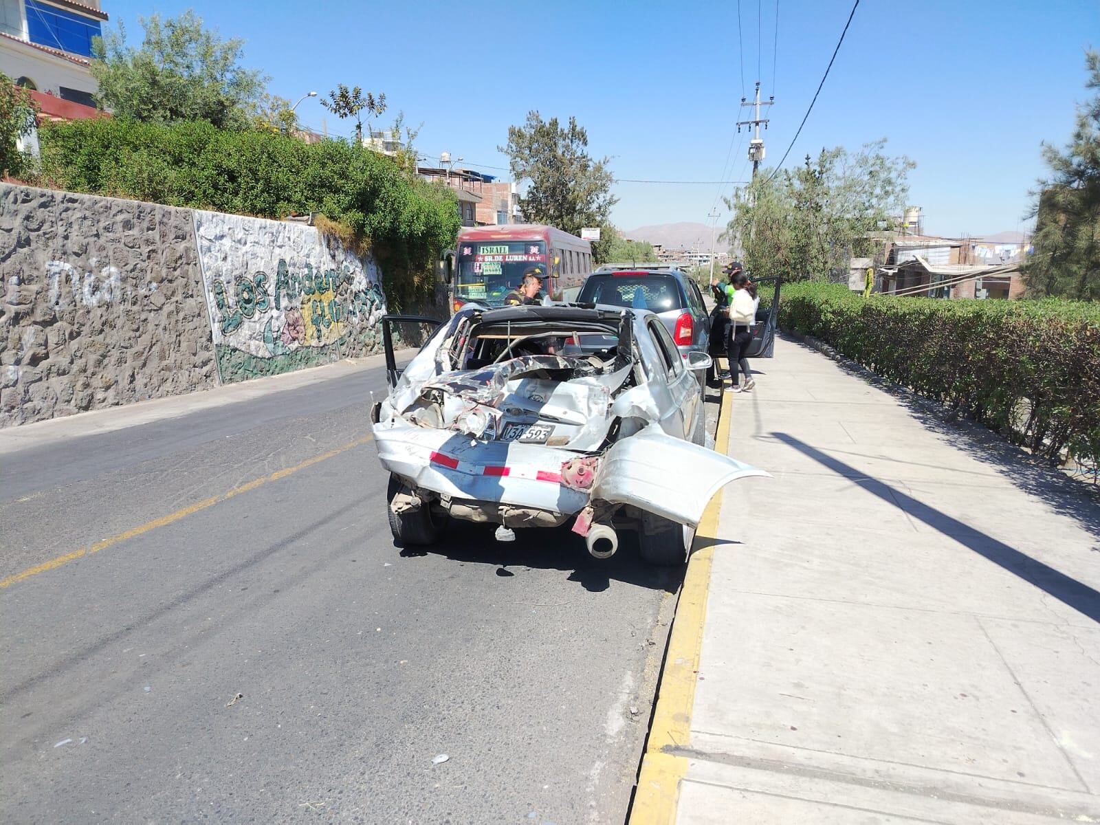 En el trayecto, el bus chocó con el auto y dejó herida a una mujer. FOTO: Pedro Torres