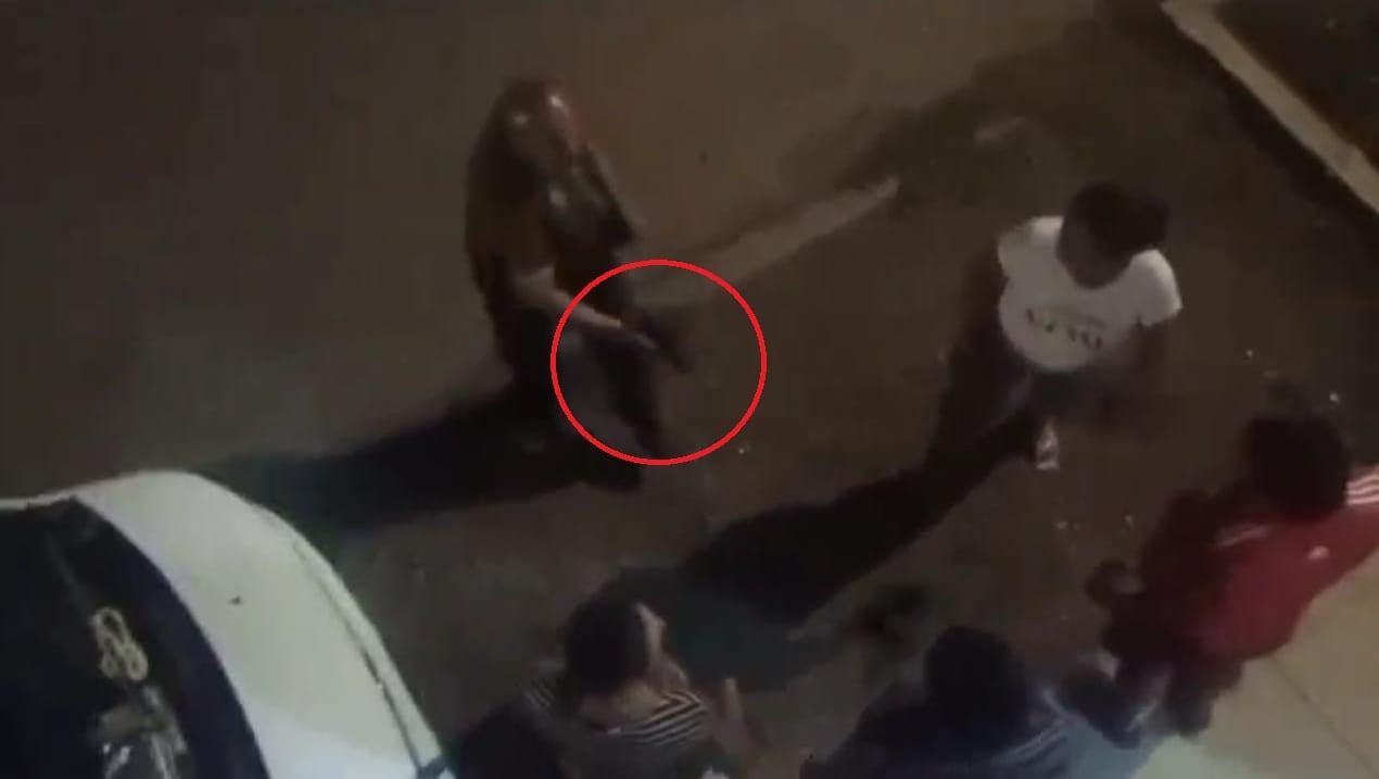 Graban a policía en una escena deplorable.