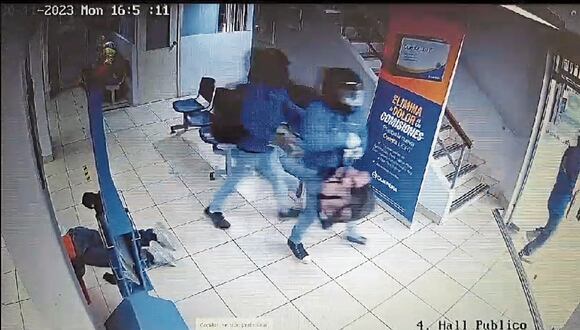En las imágenes de las cámaras de seguridad del interior de la entidad bancaria se observa cuando dos de los cinco delincuentes llevan enormes mochilas con dinero