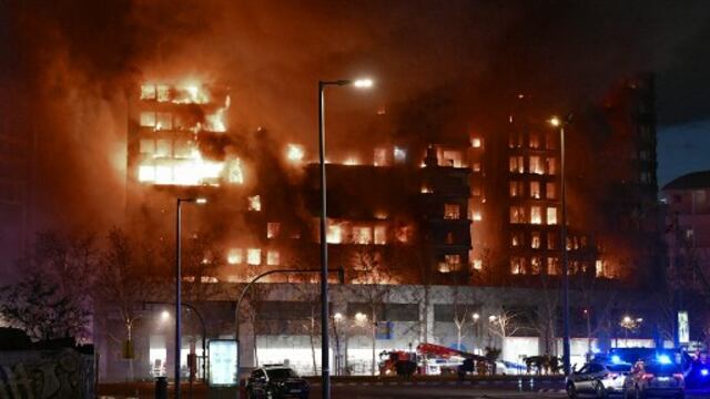 Confirman cuatro fallecidos y al menos 14 heridos en el voraz incendio de un edificio de 14 pisos en España
