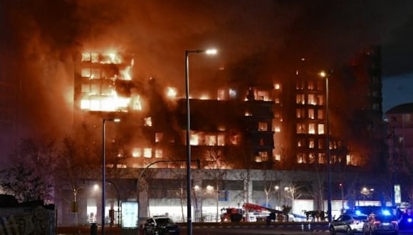 Un gran incendio arrasa un bloque residencial de varias plantas en Valencia, España, el 22 de febrero de 2024. (Foto de José Jordán / AFP).
