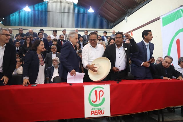 Roberto Sánchez presenta a su equipo técnico y asegura que gobernará con el nuevo plan de consenso (Fotos: Diana Marcelo/GEC)