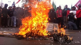 Huelguistas de la CGTP queman ataúd con nombres de Ollanta Humala y Nadine Heredia