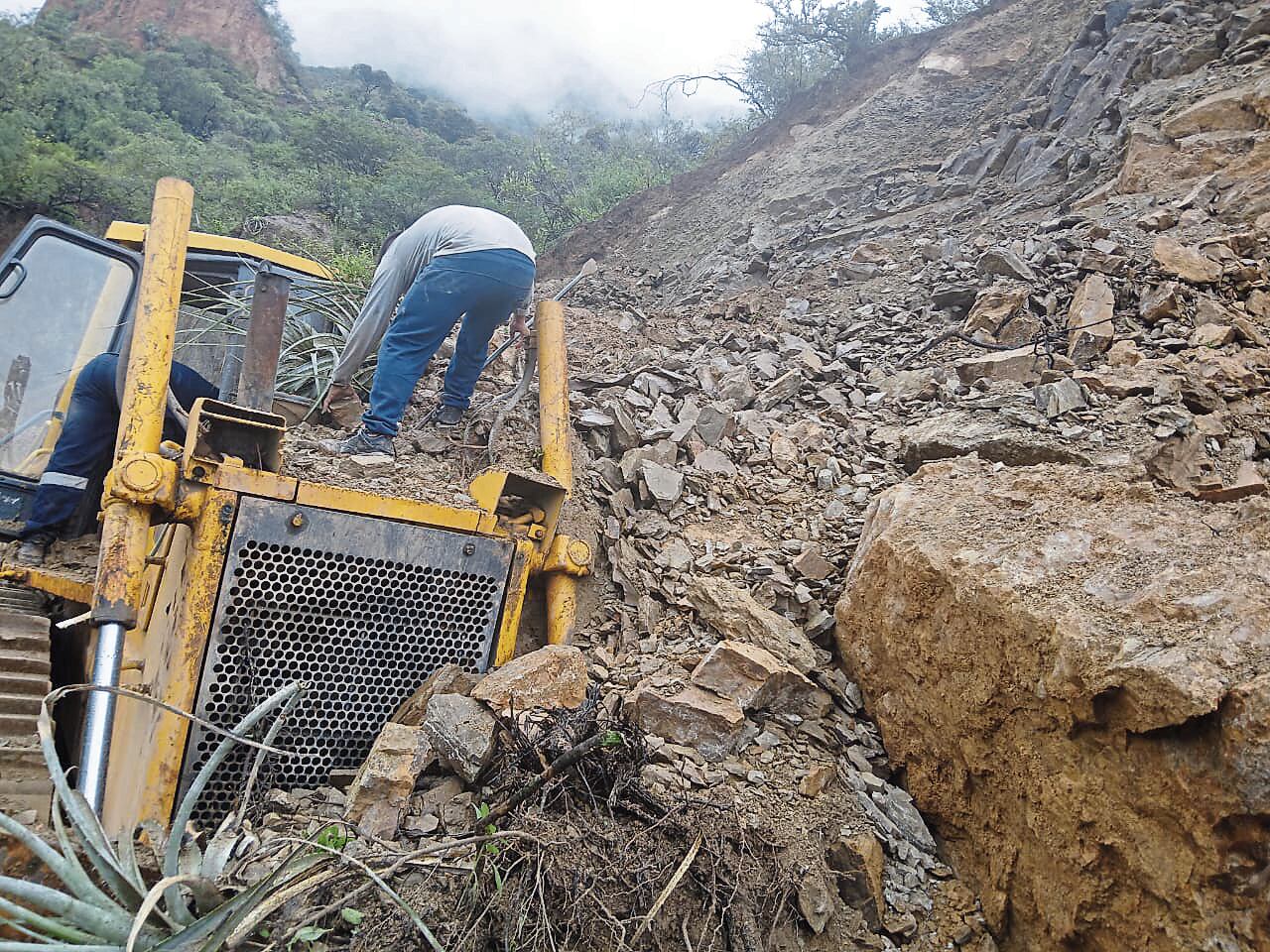 Derrumbe en cerro dejó bloqueados 30 metros de un camino vecinal ubicado en el distrito de Pías, en Pataz.
