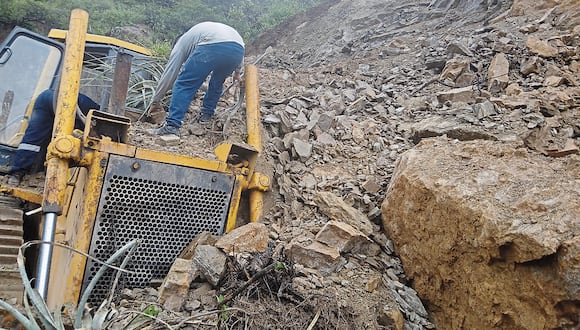 Derrumbe en cerro dejó bloqueados 30 metros de un camino vecinal ubicado en el distrito de Pías, en Pataz.