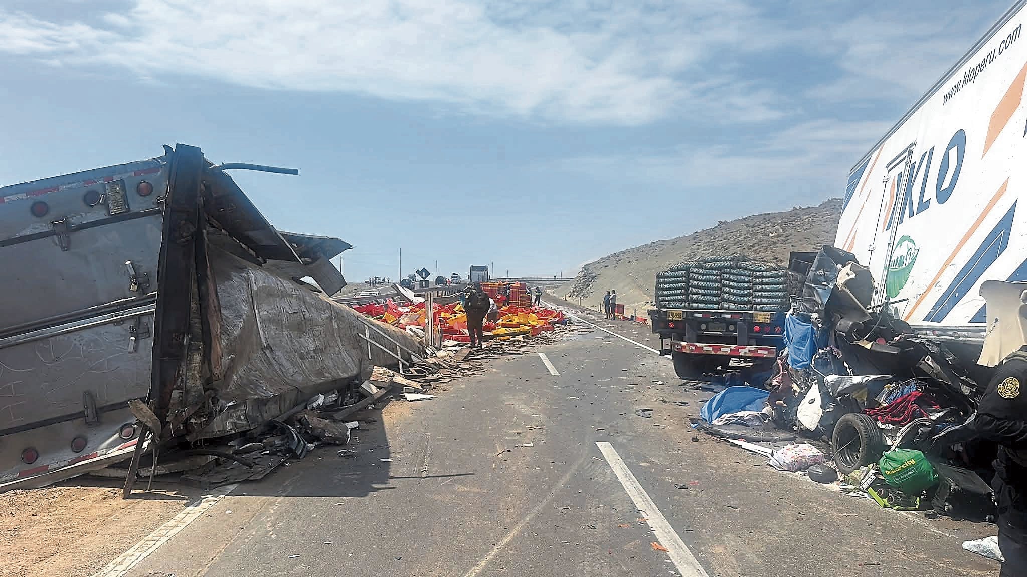 Camioneta fue aplastada por camiones, en accidente de Casma (Áncash). Foto: Ozono Televisión.