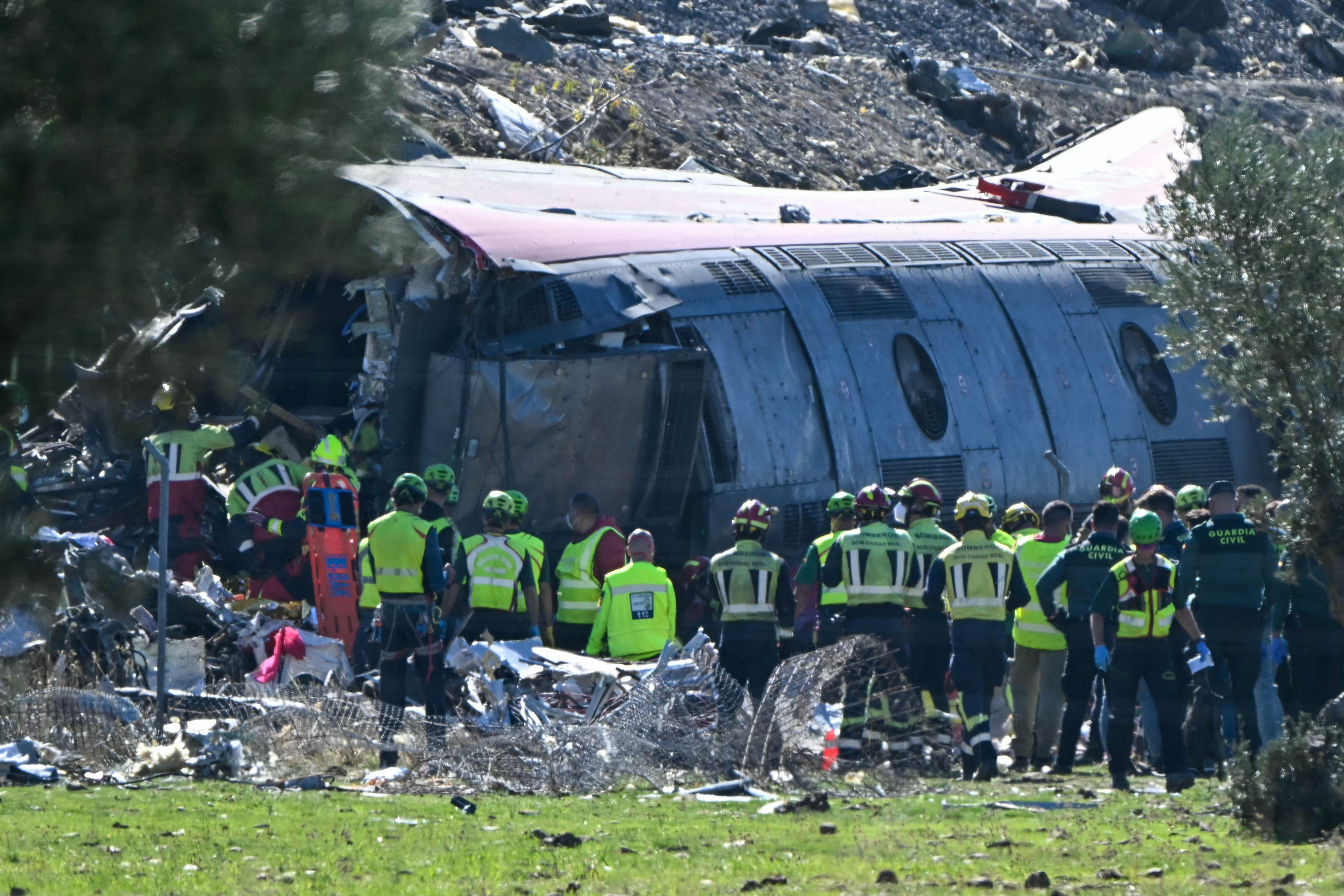 Los servicios de emergencia trabajan en el lugar de un accidente ferroviario entre un tren de alta velocidad Renfe AVE y un tren Iryo, ocurrido a unos 150 km al sur de Madrid, entre Urda y Los Yebenes, en la provincia de Toledo. (Foto de Javier SORIANO / AFP).
