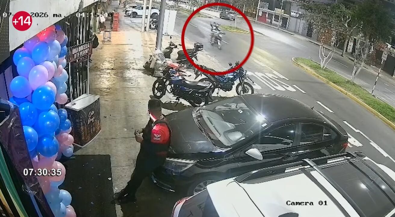 Las cámaras de seguridad registraron el momento en que dos sujetos abrieron fuego contra un centro de belleza durante la madrugada. Vecinos expresaron su preocupación por el incremento de la violencia en la zona. (Imagen de Buenos día Perú/Panamericana TV)