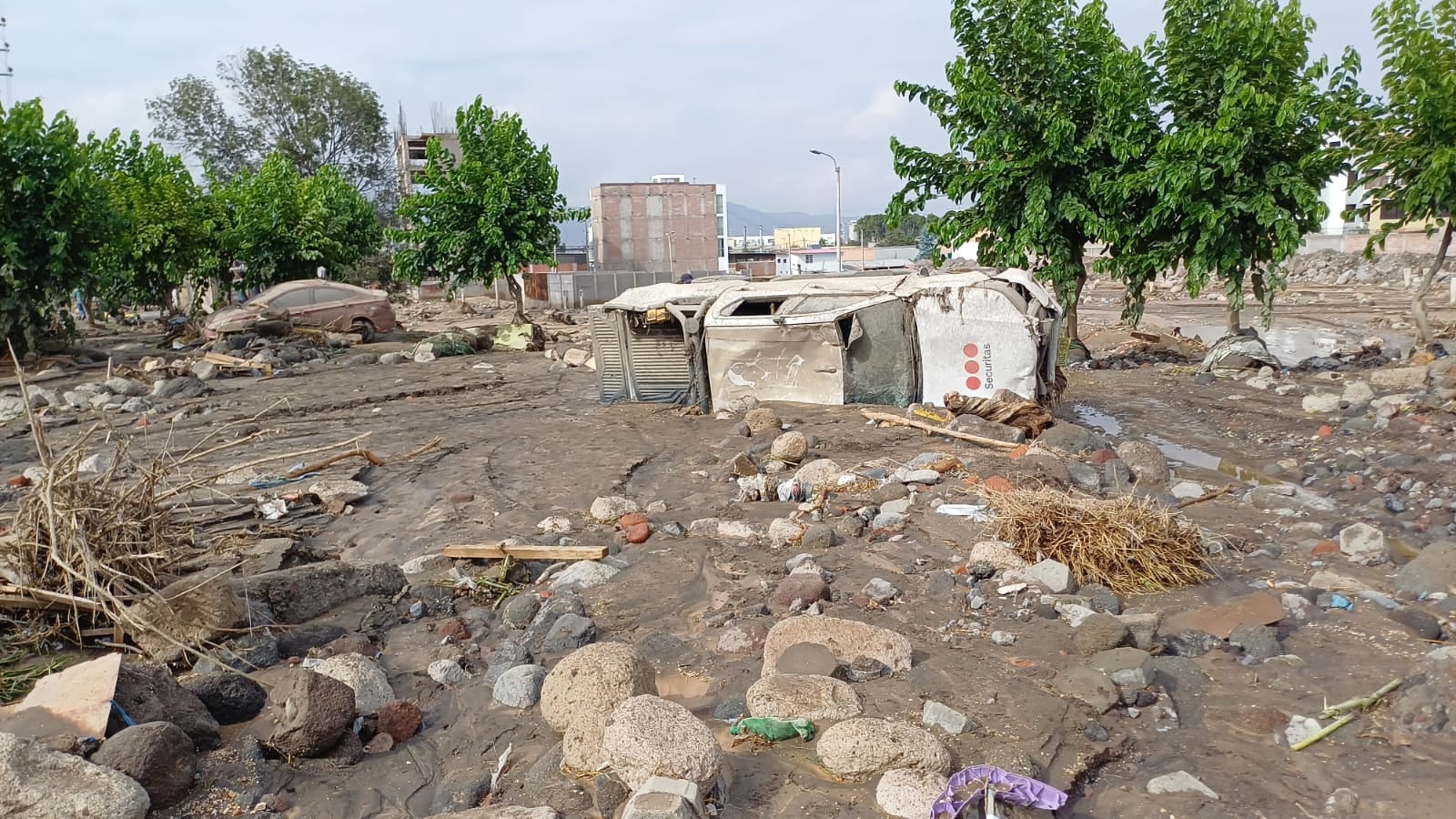 Varios vehículos quedaron sepultados a lo largo de la Av. (Foto: Juan Guilermo Mamani)