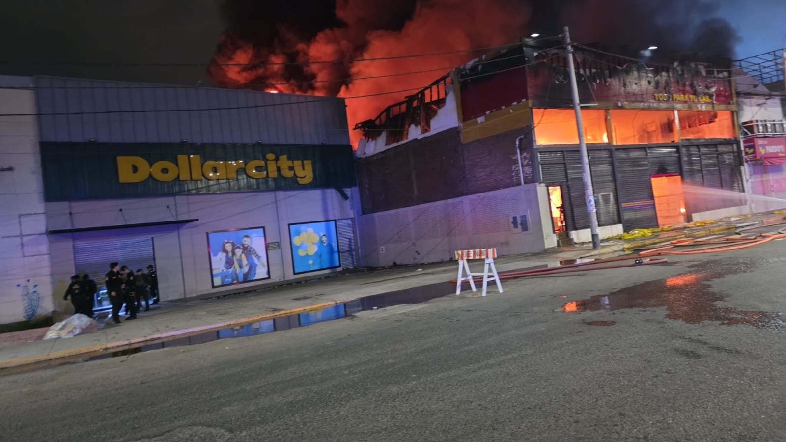 Incendio consumió materiales de tienda comercial.