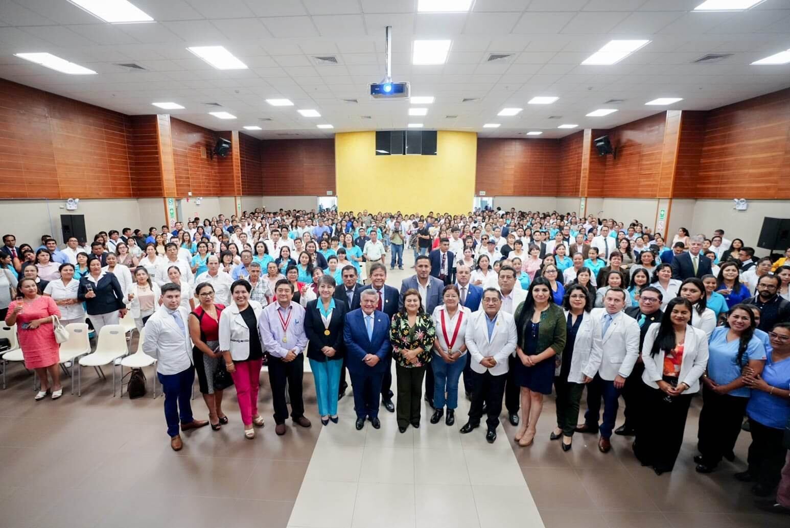La ceremonia se realizó en el auditorio del Colegio de Ingenieros del Perú - Consejo Regional La Libertad, con la presencia de la vicegobernadora regional, Joana Cabrera, y del gerente regional de Salud, Aníbal Morillo.