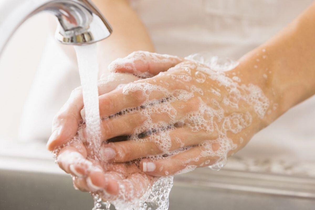 El lavado y secado correcto de manos puede reducir en hasta 36 % las enfermedades infecciosas. Expertos y organizaciones como la OMS y WaterAid insisten en no subestimar esta práctica de salud pública esencial.