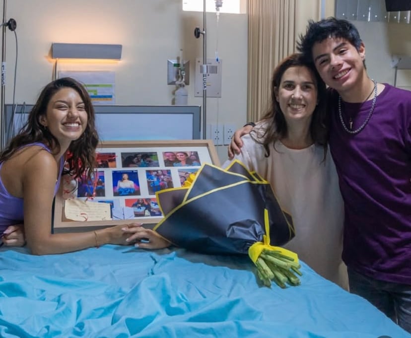 Alejandra Saba y sus hijos de la ficción en "Luz de Luna 4", durante la grabación del capítulo en el que despide su personaje de Josefina.