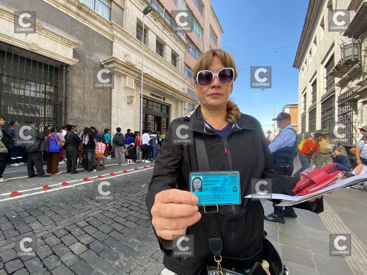 Se pudo solucionar situación de Claudia Sánchez, quien denunció que no podía tramitar acta de defunción de su hermana, debido a las largas filas en las afueras del Reniec. Foto: GEC.
