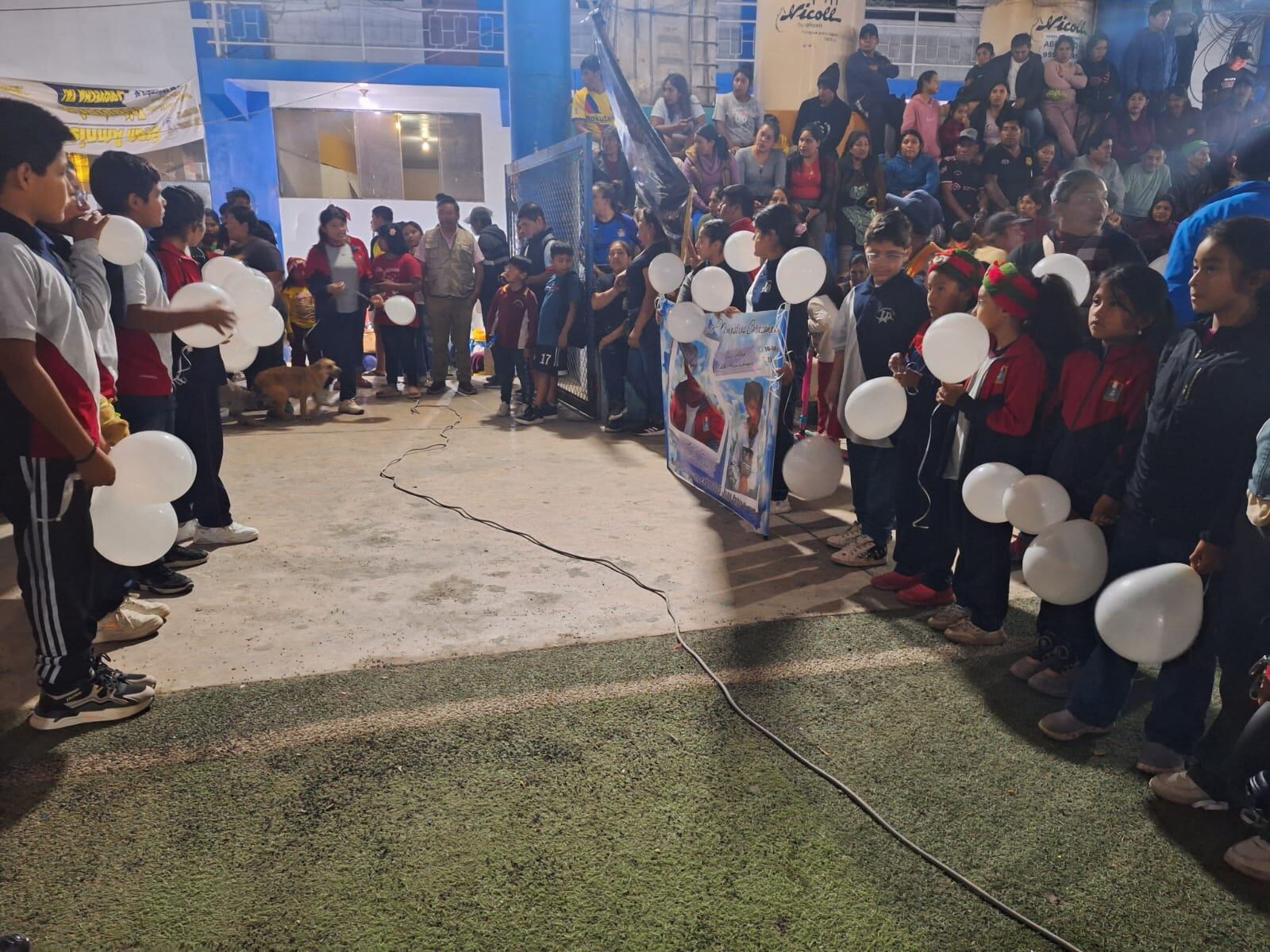 Estudiantes del Colegio Juan Pablo II despiden a Gino y Werner