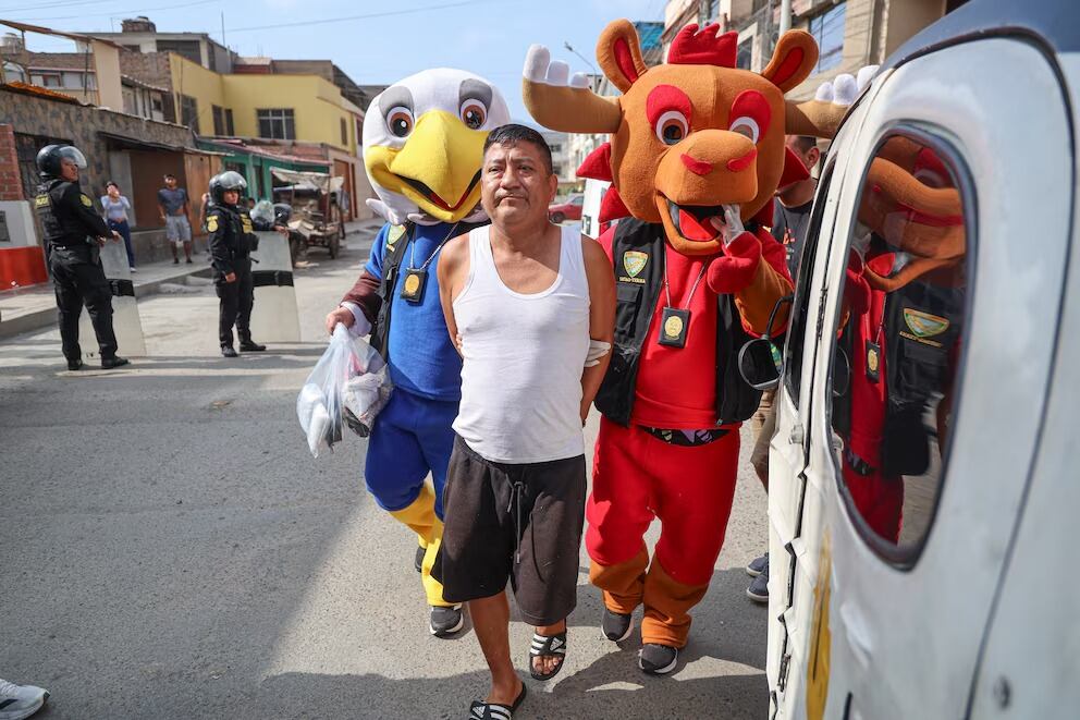 Agentes de la Policía de Perú, disfrazados de mascotas del Mundial 2026, detienen a un hombre en San Juan de Lurigancho por presunto narcotráfico. (AFP).