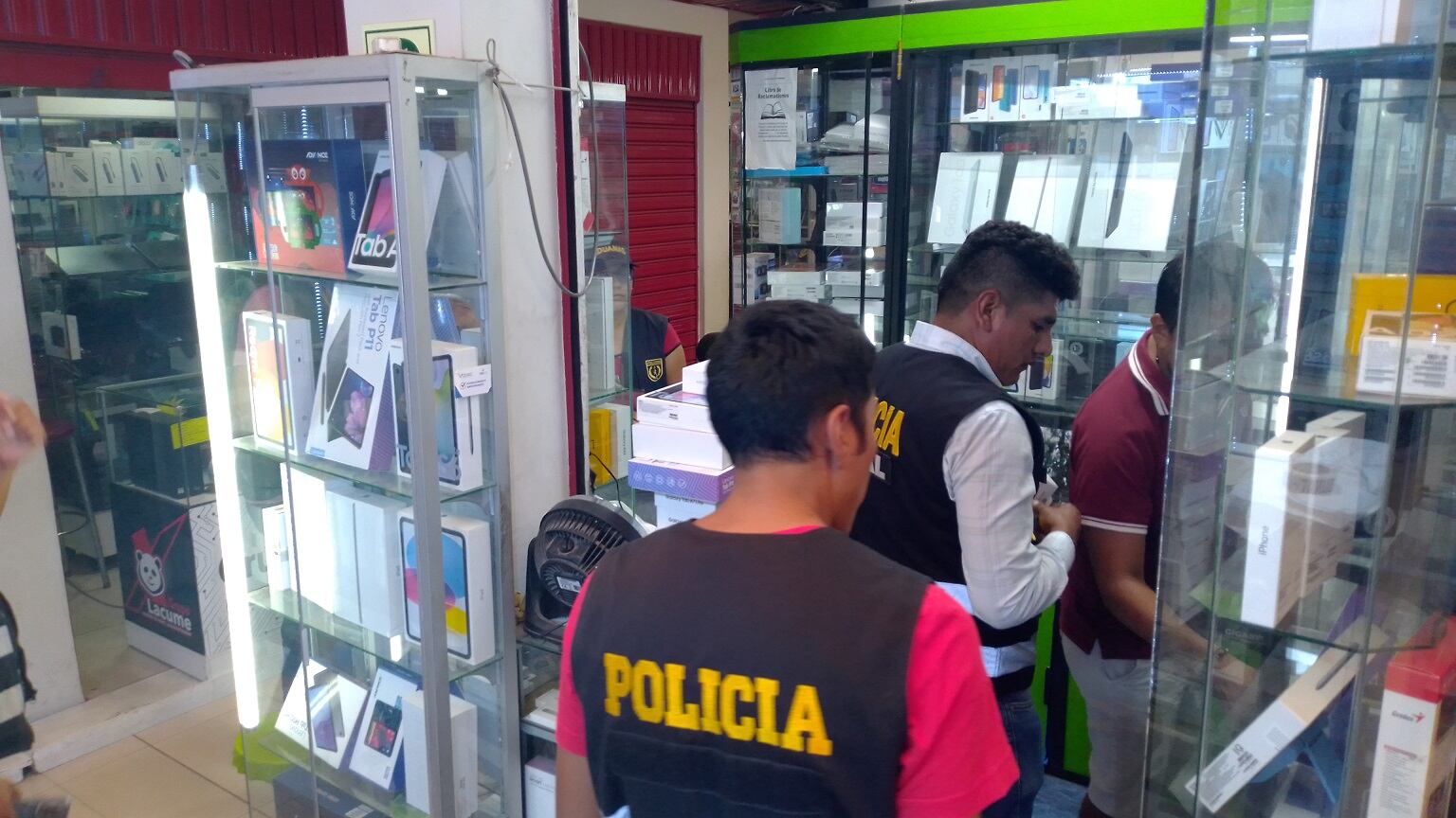 De locales incautaron equipos móviles y otros que serían de contrabando