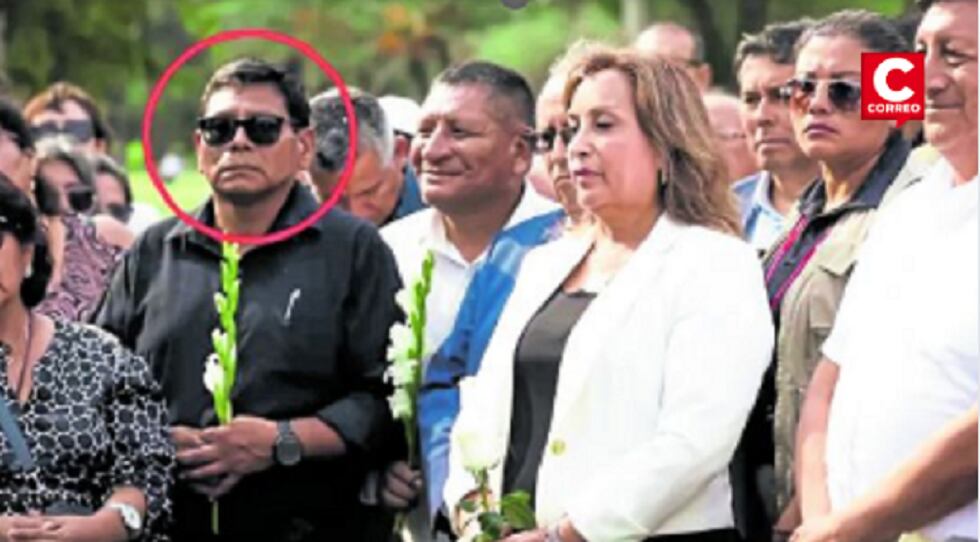 Carlos Guillén muy cerca de Dina Boluarte en un funeral.