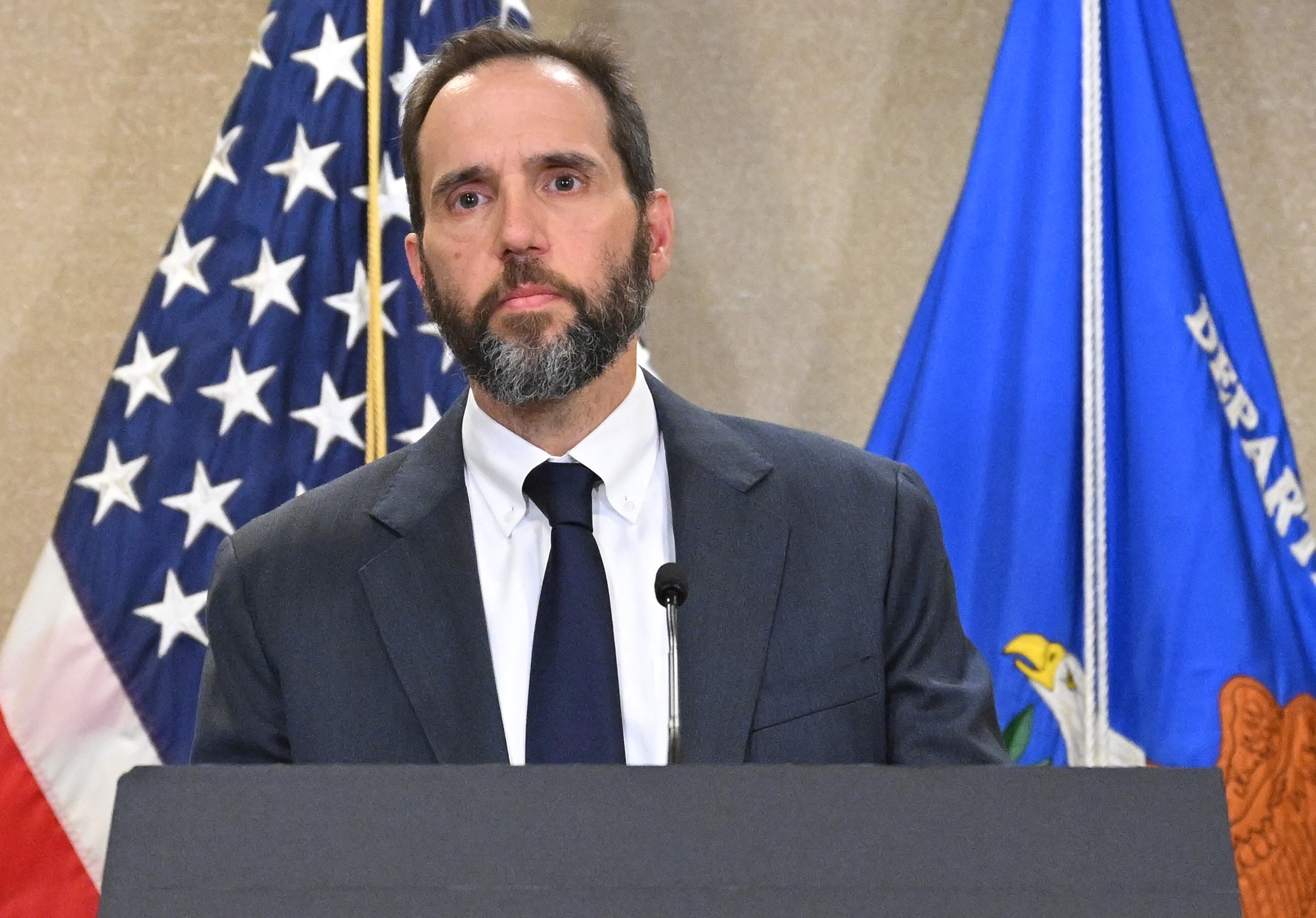 El abogado especial Jack Smith habla con la prensa en el Departamento de Justicia de EE. UU. en Washington, DC, el 9 de junio de 2023, y anuncia la revelación de la acusación contra el expresidente de EE. UU. Donald Trump. (Foto de Mandel NGAN / AFP)