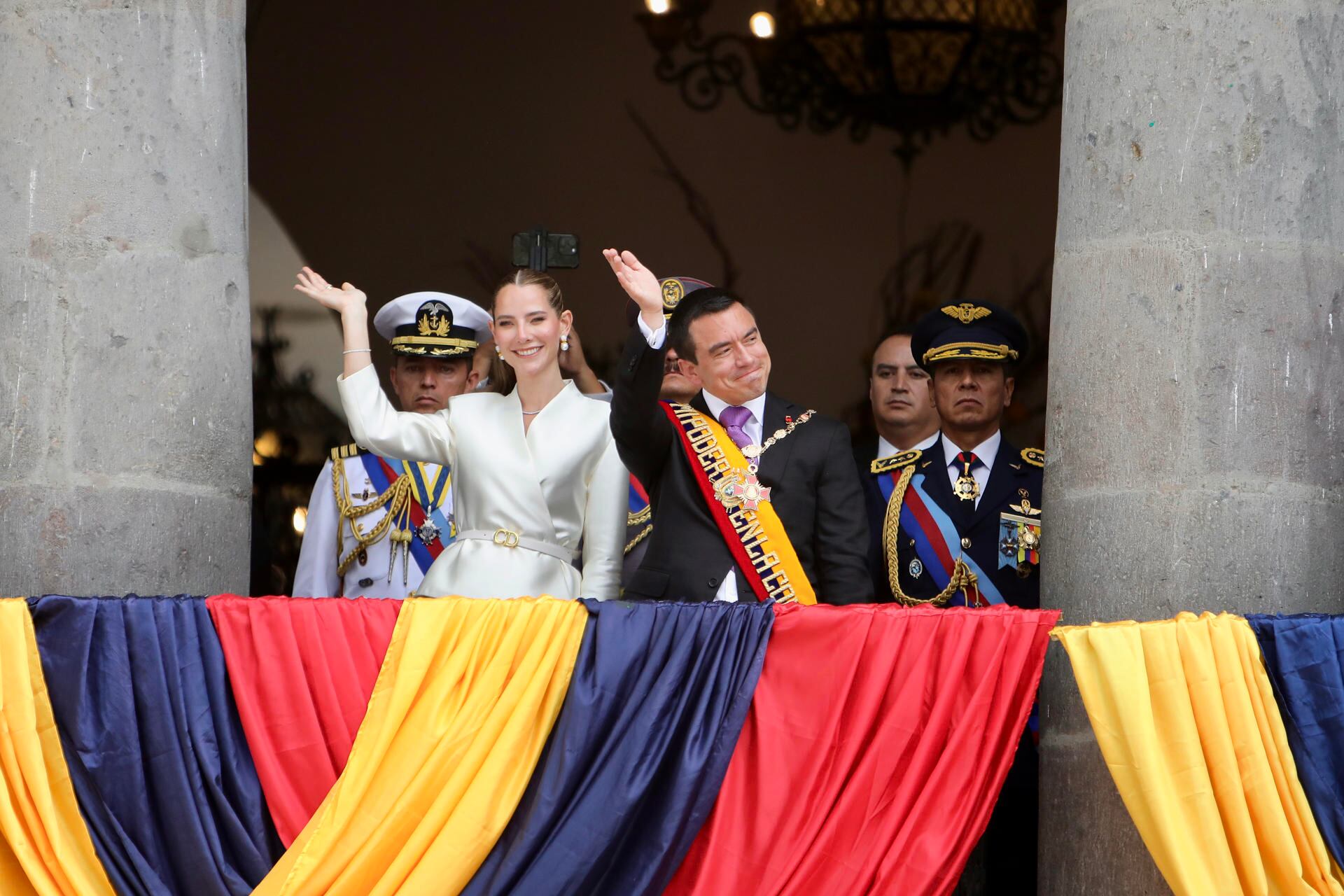 El presidente de Ecuador, Daniel Noboa, saluda junto a su esposa Lavinia Valbonesi desde un balcón del Palacio de Carondelet tras ser investido como presidente de Ecuador. (Foto: EFE/ Vicente Costales)