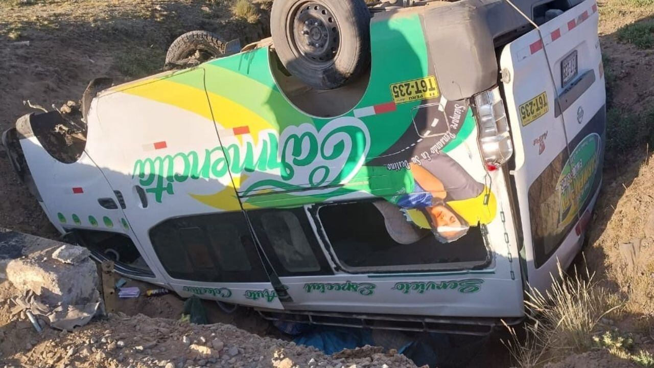 La unidad móvil de la empresa de transportes “Carmencita”, que se dirigía a la ciudad de Trujillo, terminó despistándose y volcando a un costado de la carretera. (Foto: Cortesía)