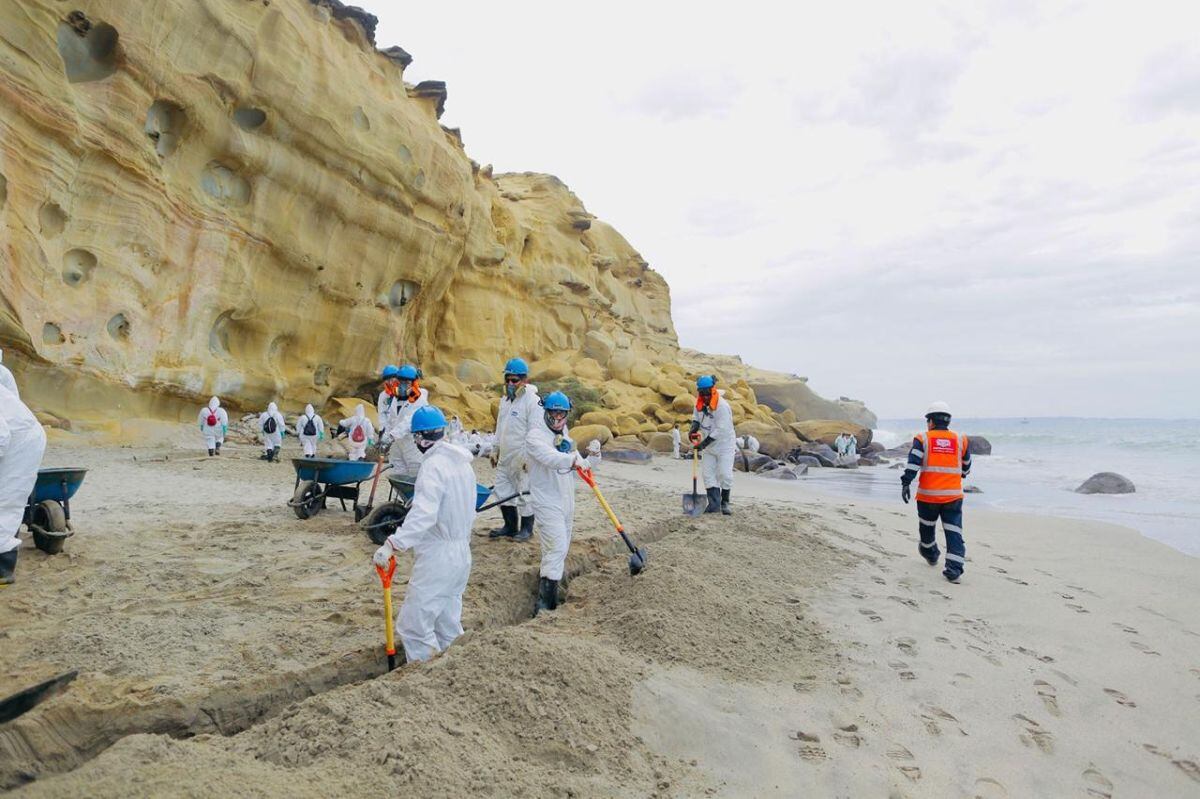 Petroperú afirma haber concluido limpieza tras derrame en playas de Talara. (Foto: Petroperú)