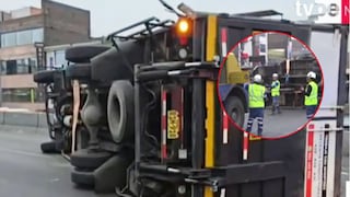 SMP: Congestión vehicular en la Panamericana Norte tras volcadura de camión con alimentos