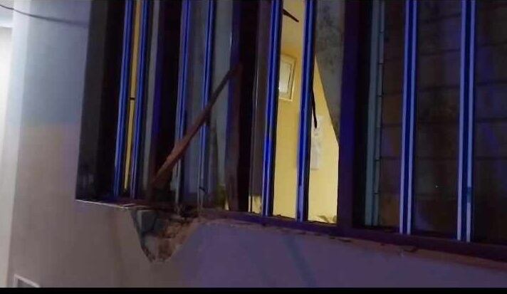 La explosión destrozó los vidrios de las ventanas y como efecto del estruendo también resultaron afectadas dos viviendas colindantes, en el distrito de El Porvenir.