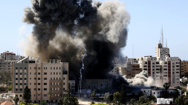 Israel bombardea otra torre en Gaza, sede de agencia AP y Al Jazeera (VIDEO)