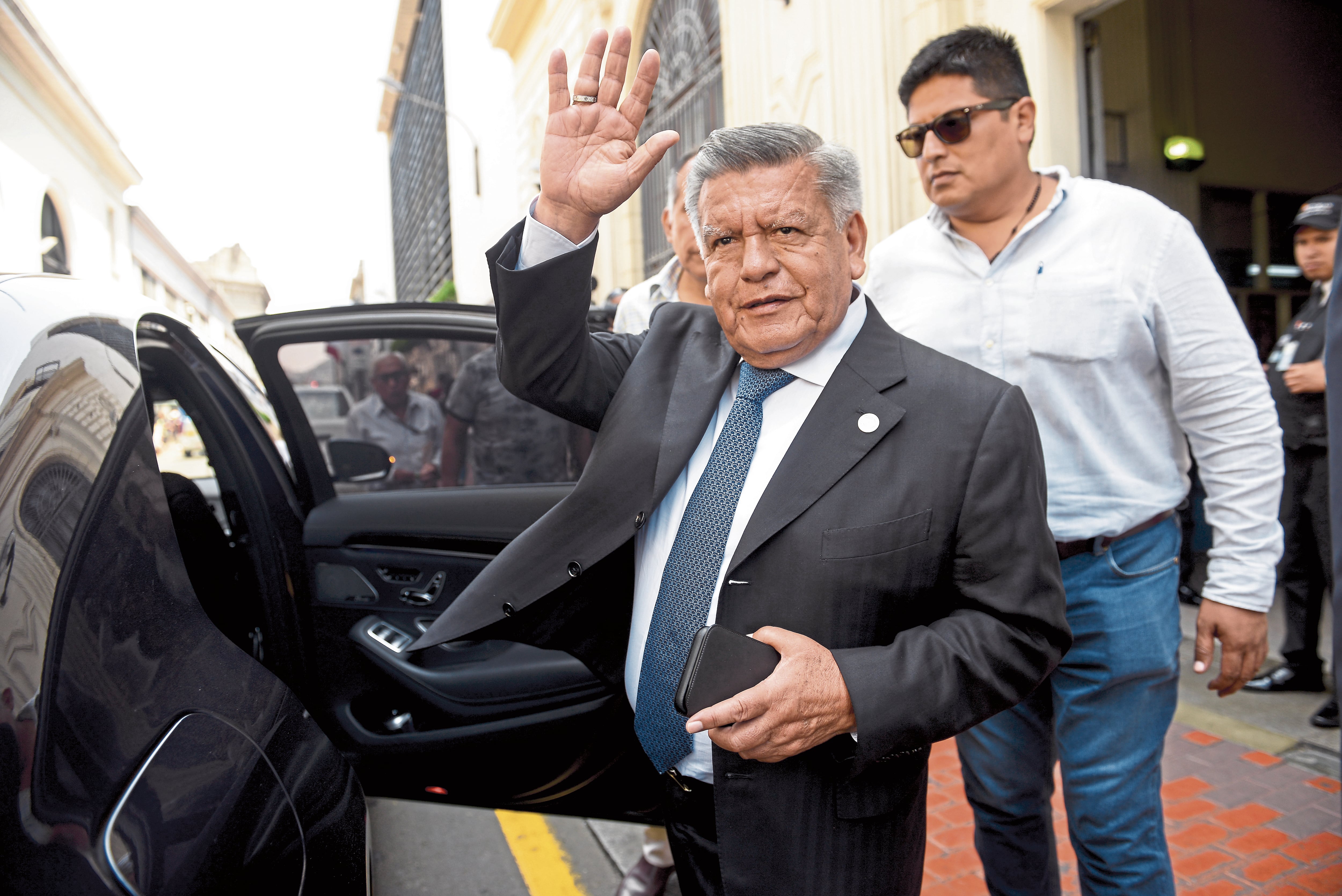 Viaje del gobernador se verá en el consejo regional del martes 19.