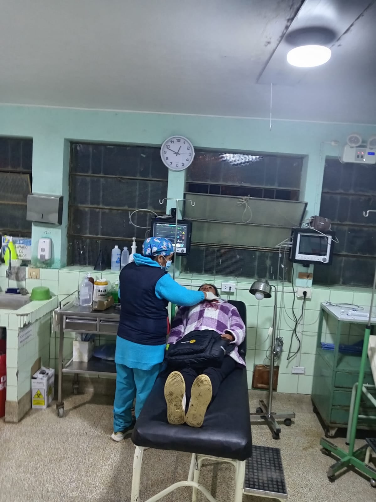 El ataque ocurrió durante la madrugada en el pasaje San Antonio de Padua. La víctima fue trasladada al centro de salud David Guerrero Duarte y luego a la comisaría para denunciar la agresión.