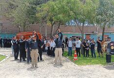 Rinden honores a policía que murió en operativo en Piura