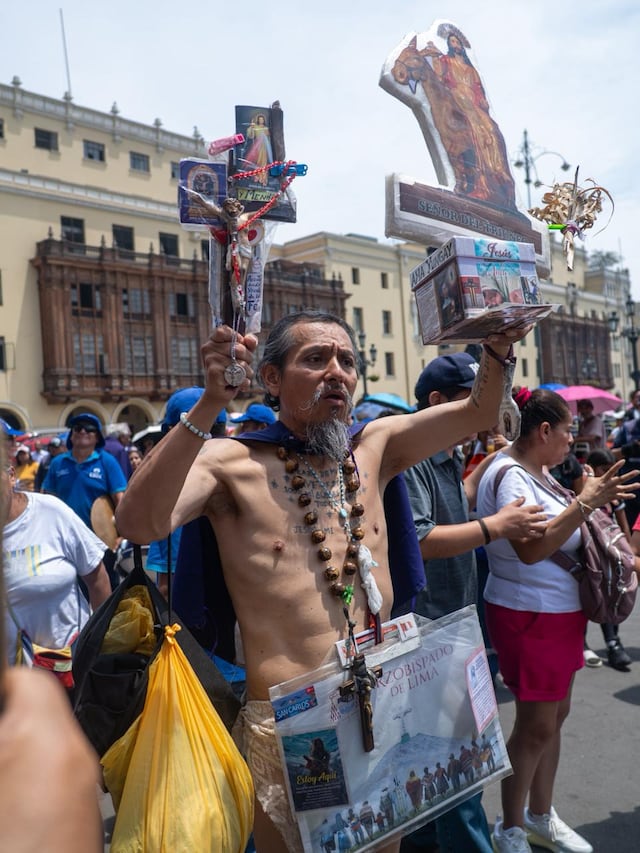 Domingo de Ramos: fieles y el Cristo Cholo recorren la Catedral y Plaza de Armas de Lima. (Fotos: Paloma del Solar/GEC)