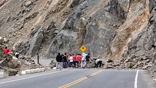 Derrumbe de piedras bloquea la Panamericana Sur entre Ocoña y La Planchada (VIDEO)