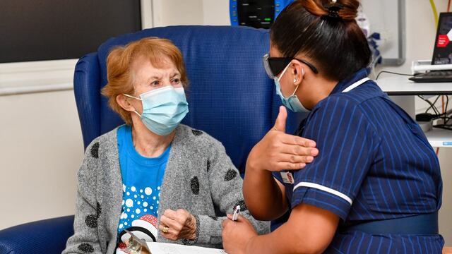Abuela británica, “orgullosa” de haber sido la primera vacunada contra el COVID-19 en Occidente 