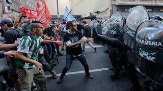 Argentina: Jubilados marchan con apoyo de hinchas de más de 40 clubes de fútbol