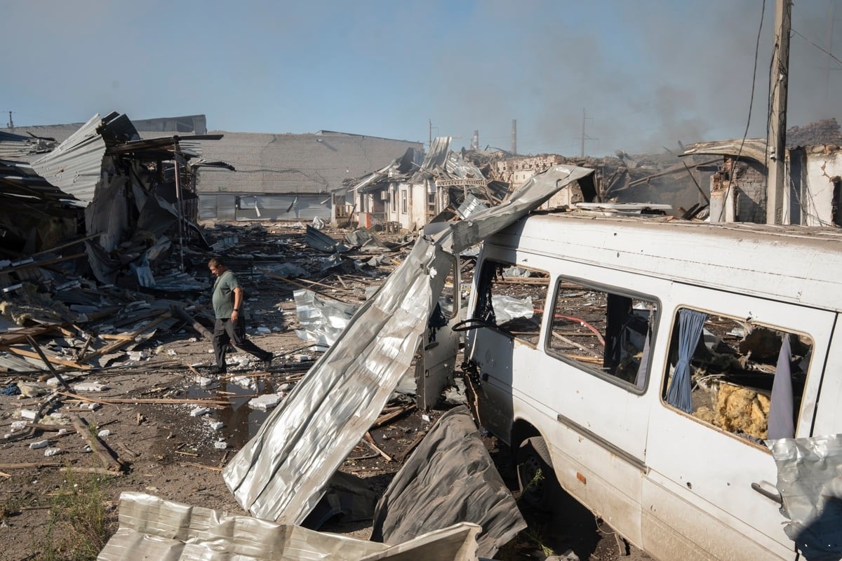 Un residente local inspecciona el lugar de un ataque aéreo ruso que impactó un almacén con cuatro bombas guiadas en Kramatorsk, región de Donetsk, Ucrania. (Foto: EFE/EPA/TOMMASO FUMAGALLI)