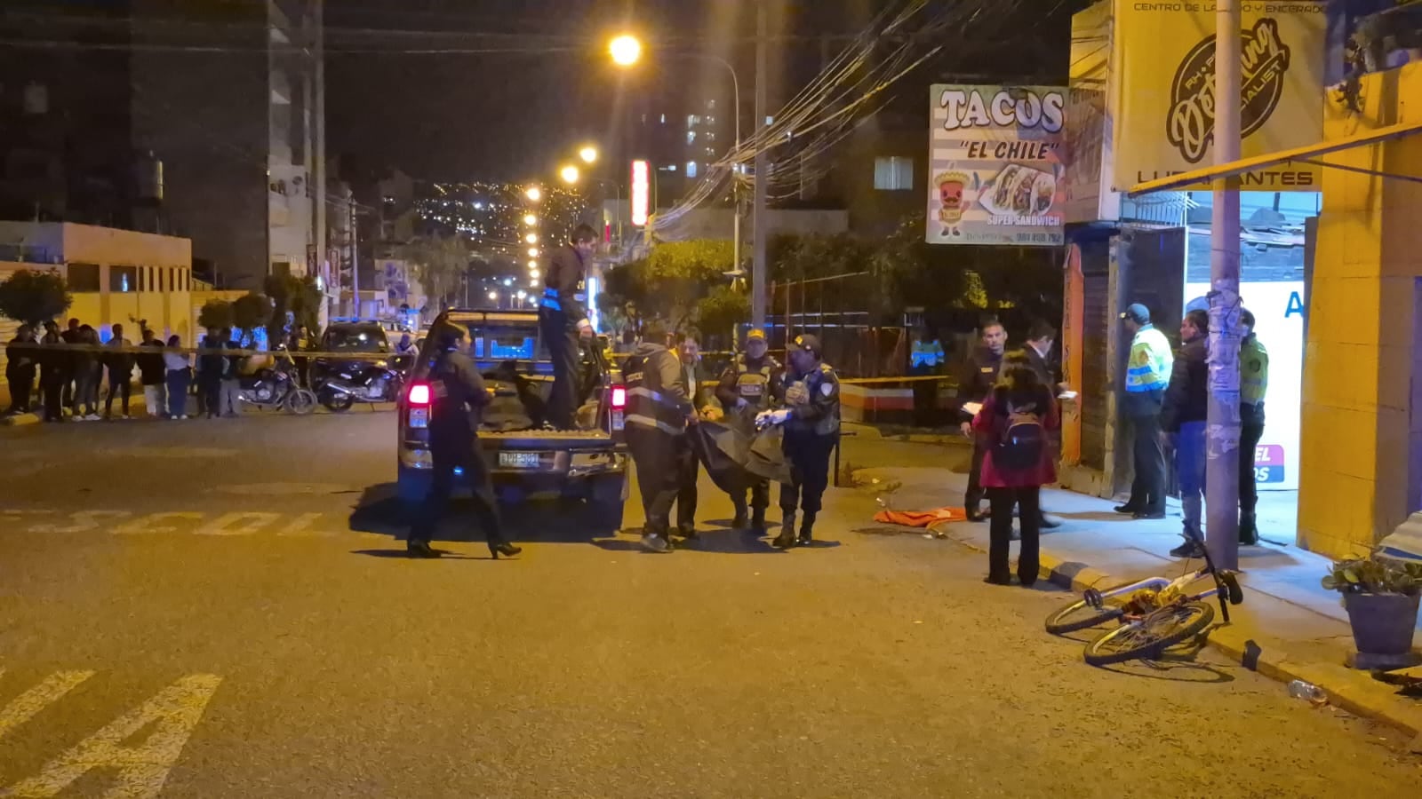 Policías trasladaron los cadáveres de los venezolanos de Miraflores a la morgue de Arequipa (Foto: Pedro Torres/@photo.gec)