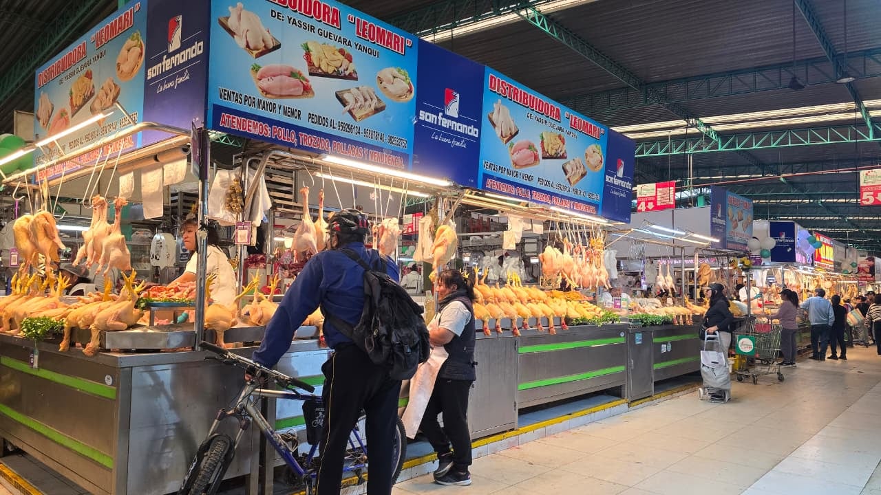 Precio del pollo se incrementa a 9.80 soles en el mercado Nueva Esperanza, en Arequipa. (Foto: Yunsu Pariapaza/@photo.gec)